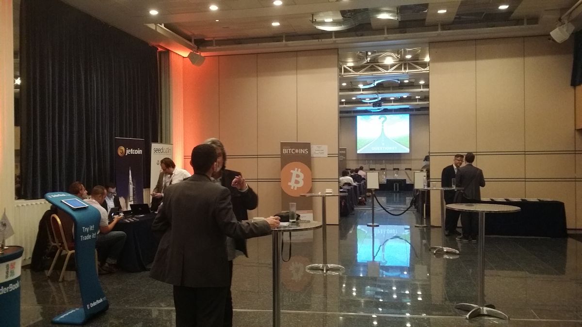 salle_des_exposant_vu_sur_le_speaking.jpg, nov. 2014